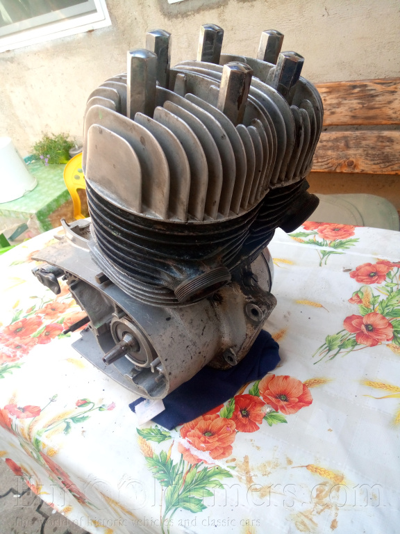 Motor Jawa 354 kývačka