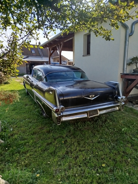 Cadillac 1957 (62 series Deville) sedan