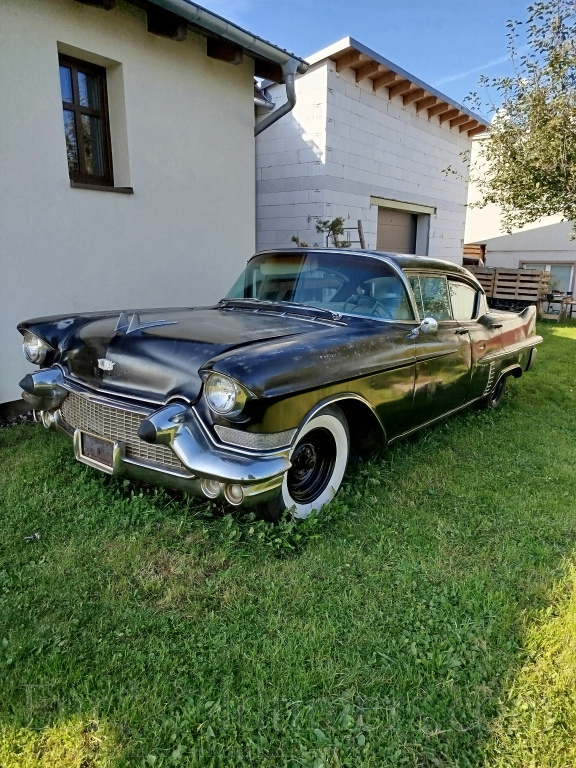 Cadillac 1957 (62 series Deville) sedan