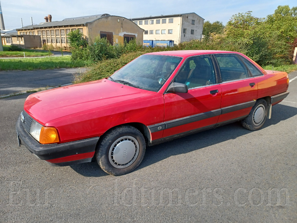 Historické vozidlo Audi 100 2.3E