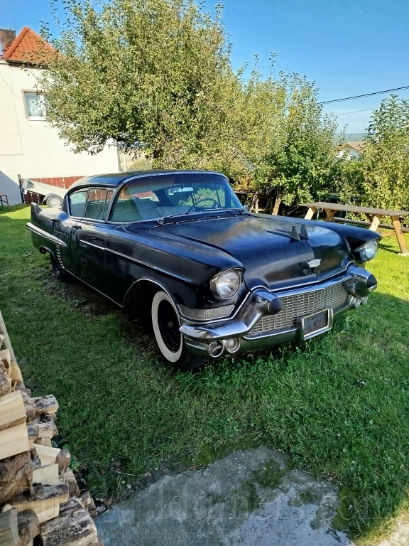 Cadillac 1957 (62 series Deville) sedan