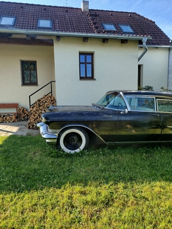 Cadillac 1957 (62 series Deville) sedan