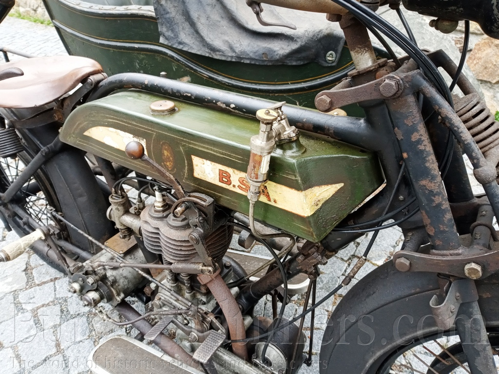 BSA Model H 557 se sidecarem